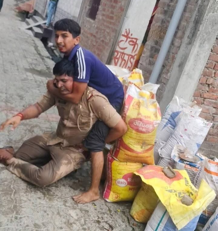बुद्धेश्वर चौकी प्रभारी विनय पटेल लोगों ने खदेड़कर गिरा दिया था। इसके बाद एक युवक ने उन्हें चोट पहुंचाई। उनके सिर पर पत्थर से मारा गया।