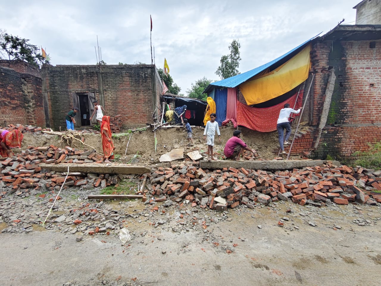 भारी बारिश के चलते गोसाईंगंज के घुसकर गांव में एक किसान के घर की दीवार गिर गई।