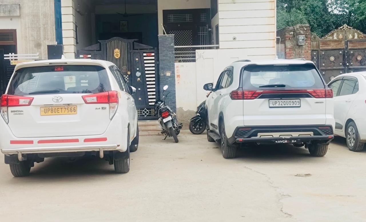 यूपी नंबर की गाडियों से आए अधिकारी