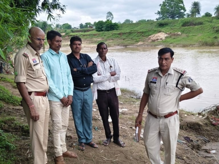 आरोपियों ने मृतक का मोबाइल मनियारी नदी में फेंक दिया था।