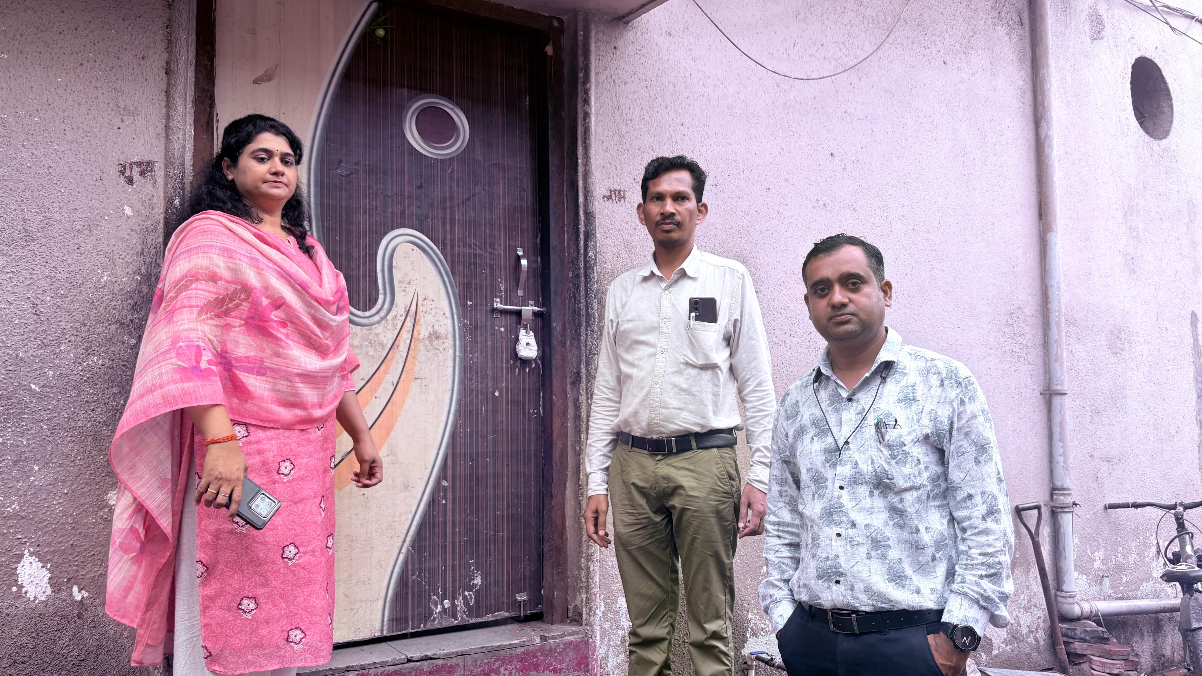 बिना लाइसेंस संचालित हो रही दुकान को किया गया सील।