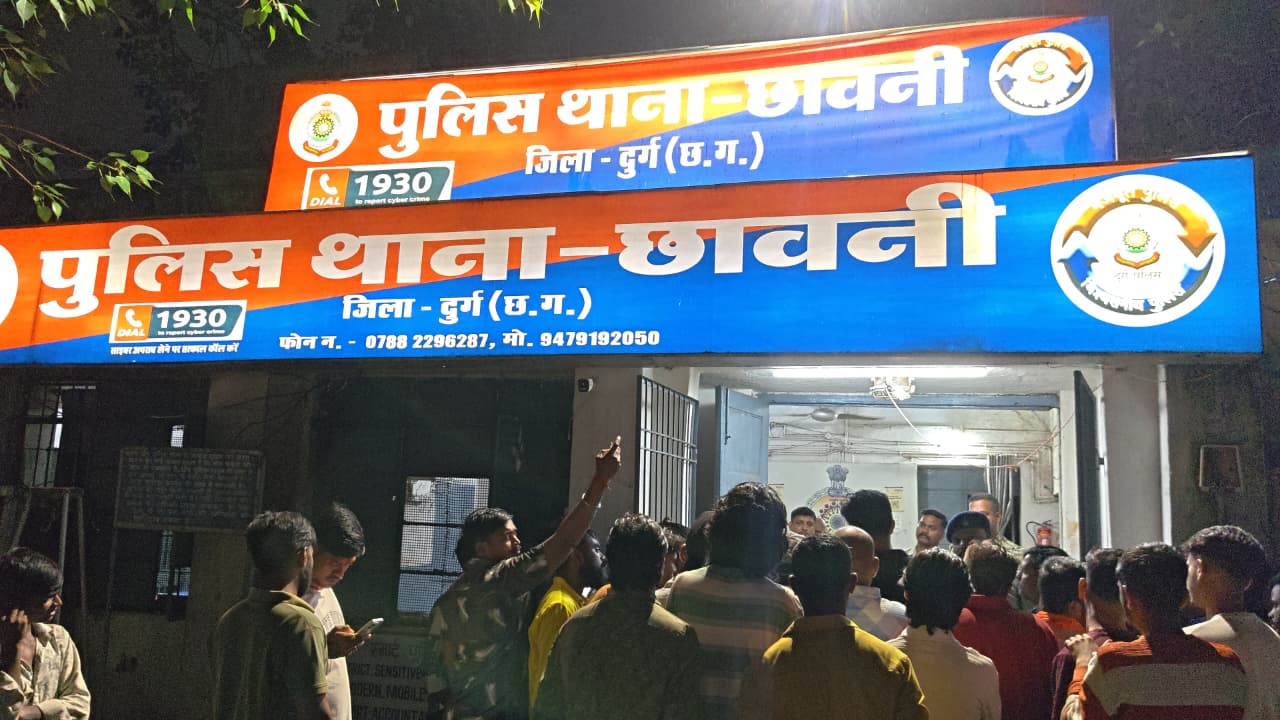 गुस्साए परिजनों ने किया छावनी थाने का घेराव।