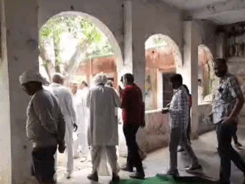 पंचायत के बाद स्कूल से निकलते हुए ग्रामीण।