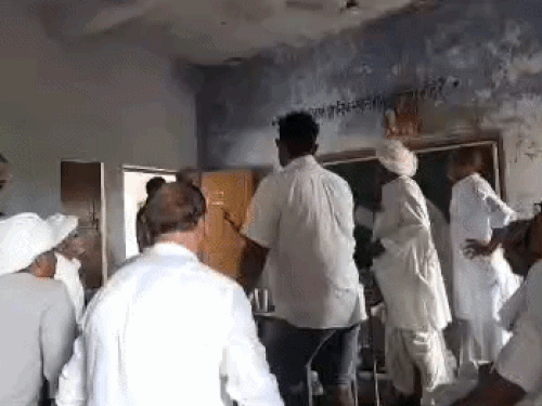 स्कूल के कमरे में चल रही पंचायत के दौरान मौजूद सदस्य।