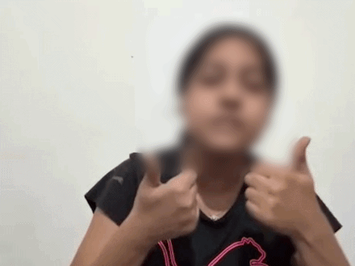 कॉलेज की एक छात्रा ने वीडियो शेयर कर कॉलेज प्रशासन पर कई आरोप लगाए।