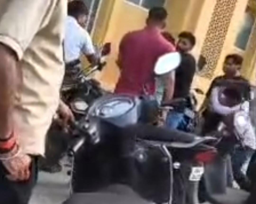 अस्पताल पार्किंग में लाठी-डंडों से गार्ड से मारपीट करते डॉक्टर।