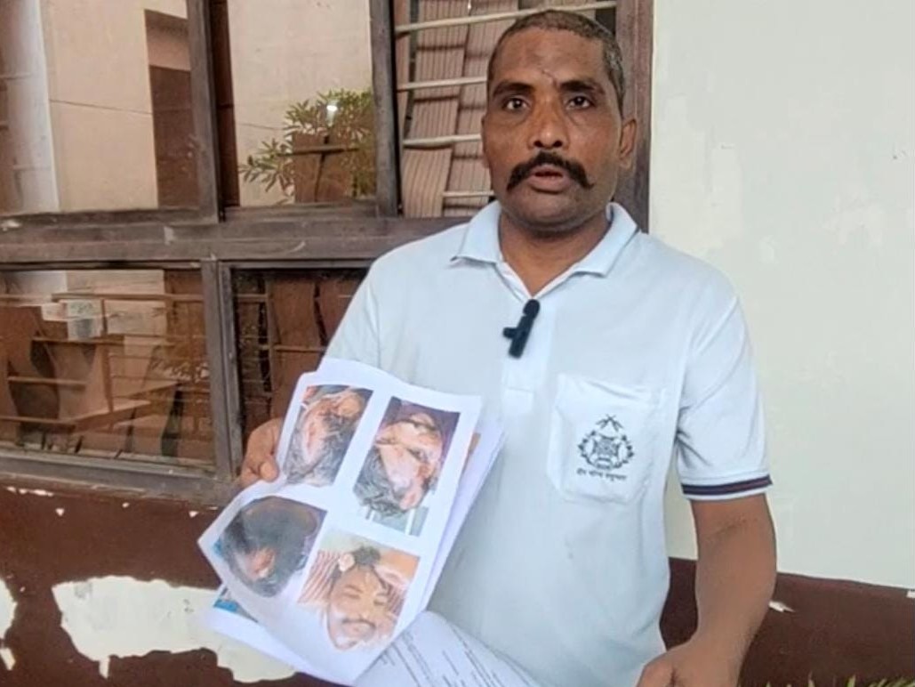 डॉक्टरों की शिकायत लेकर कलेक्ट्रेट में खड़ा सुरक्षा गार्ड योगेंद्र सिंह भदौरिया। - Dainik Bhaskar