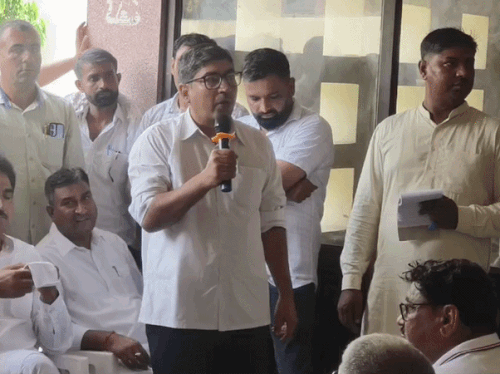 कल रोड़ धर्मशाला में मंच से अपने विचार रखते समाज के नेता।