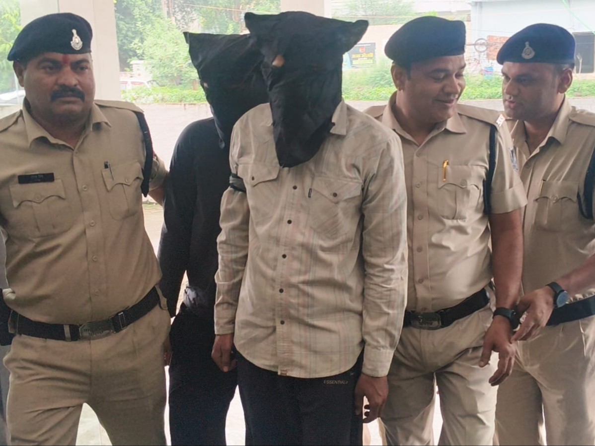 पुलिस गिरफ्त में दो आरोपी। - Dainik Bhaskar