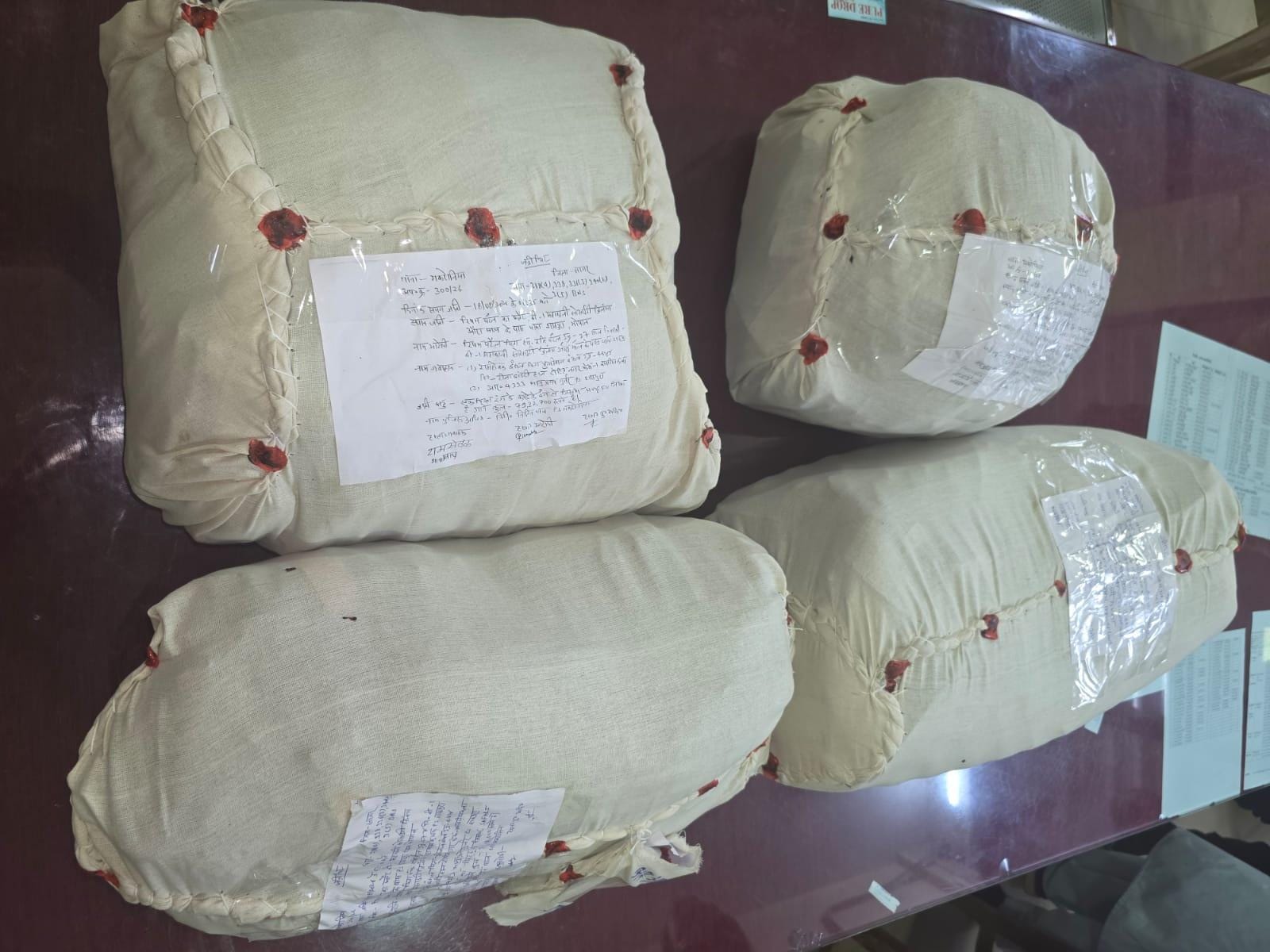 आरोपियों से जब्त नकद राशि।