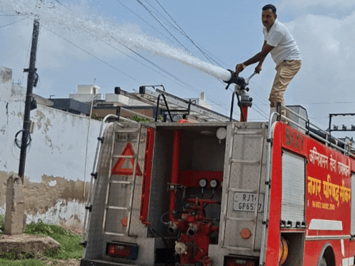 आग को कंट्रोल करते हुए दमकल की टीम।