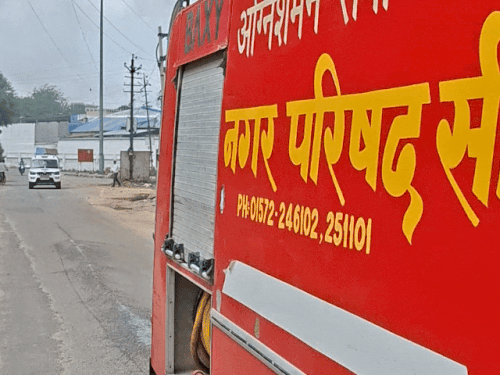 फैक्ट्री में आग लगने के बाद चारों तरफ भीषण धुंआ फैल गया।