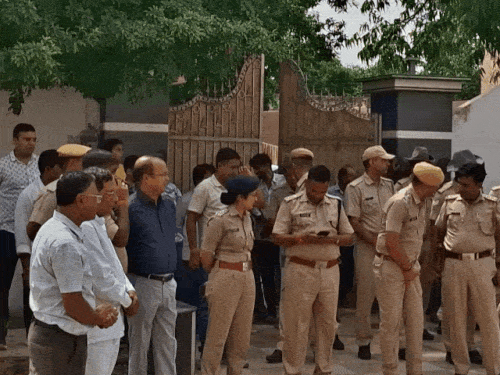 मॉकड्रिल के दौरान एडीएम,एसडीएम और एंबुलेंस मौके पर नहीं पहुंची।