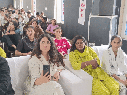 SFI के जश्न-ए-इंकलाब कार्यक्रम में मौजूद स्टूडेंट्स।