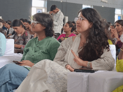 SFI के जश्न-ए-इंकलाब कार्यक्रम में मौजूद दिल्ली की स्टूडेंट नेता सखी व शरण्या।