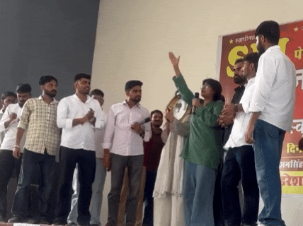 SFI के जश्न-ए-इंकलाब कार्यक्रम में दिल्ली की स्टूडेंट नेता सखी व शरण्या के साथ SFI कार्यकर्ताओं ने इंकलाब गाया।