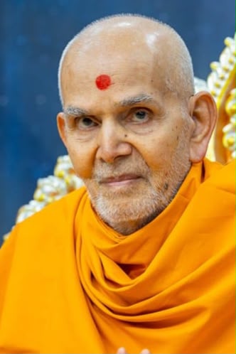 राहत शिविरों में संत पीड़ितों का हौसला बढ़ा रहे हैं और उन्हें सांत्वना दे रहे हैं।