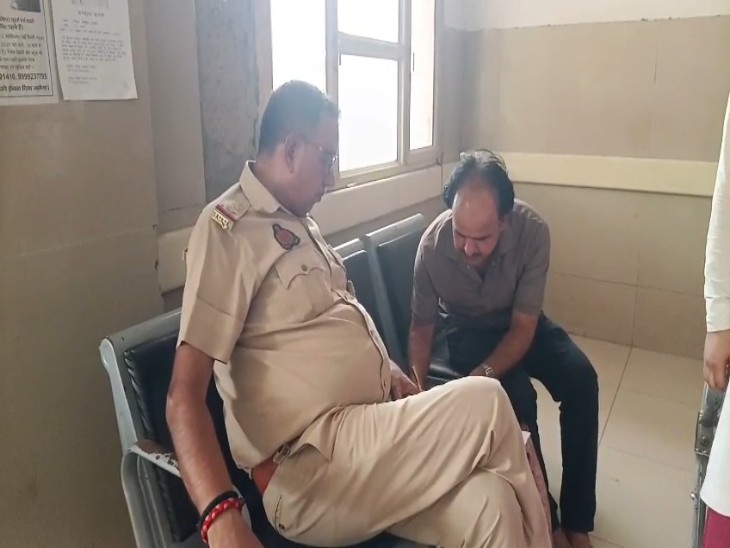 पुलिस को जानकारी देते साथ आए लोग।