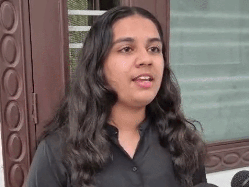 अपनी सफलता की कहानी बताती याशिका।