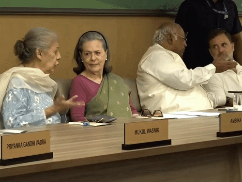 बैठक में सोनिया गांधी, राहुल गांधी, प्रियंका गांधी वाड्रा समेत 88 नेता शामिल हुए।
