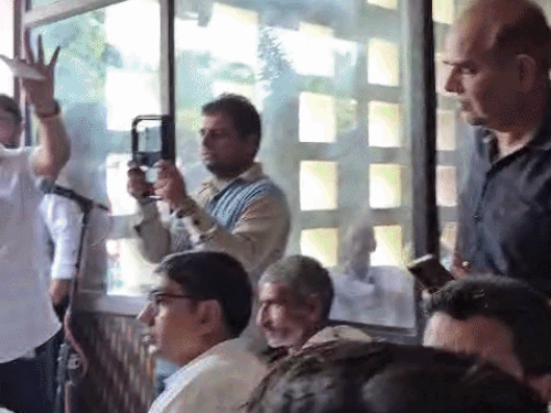 हर्ष को इंसाफ दिलाने के लिए रोड़ धर्मशाला में एकत्रित रोड़ समाज के प्रधान व अन्य लोग।