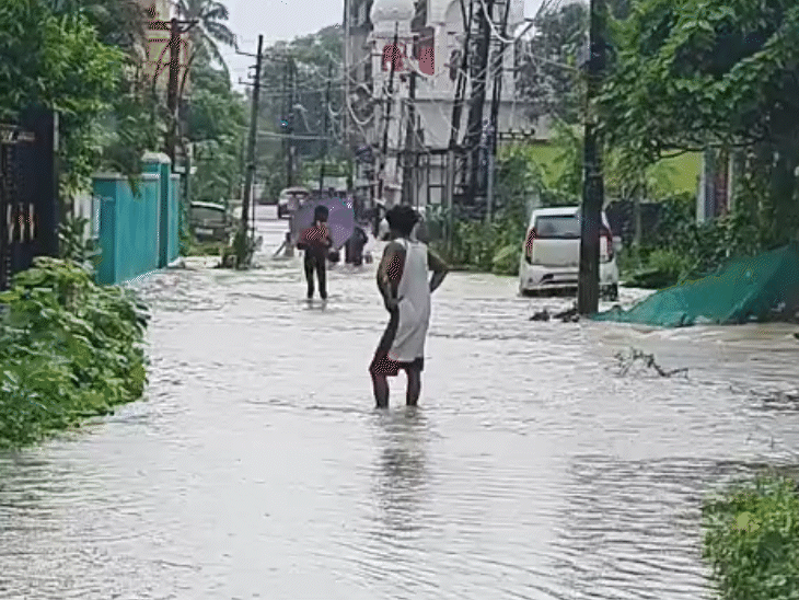 Many areas of central Jharkhand have been drenched due to continuous rain. On Wednesday, many areas of Hazaribagh were waterlogged