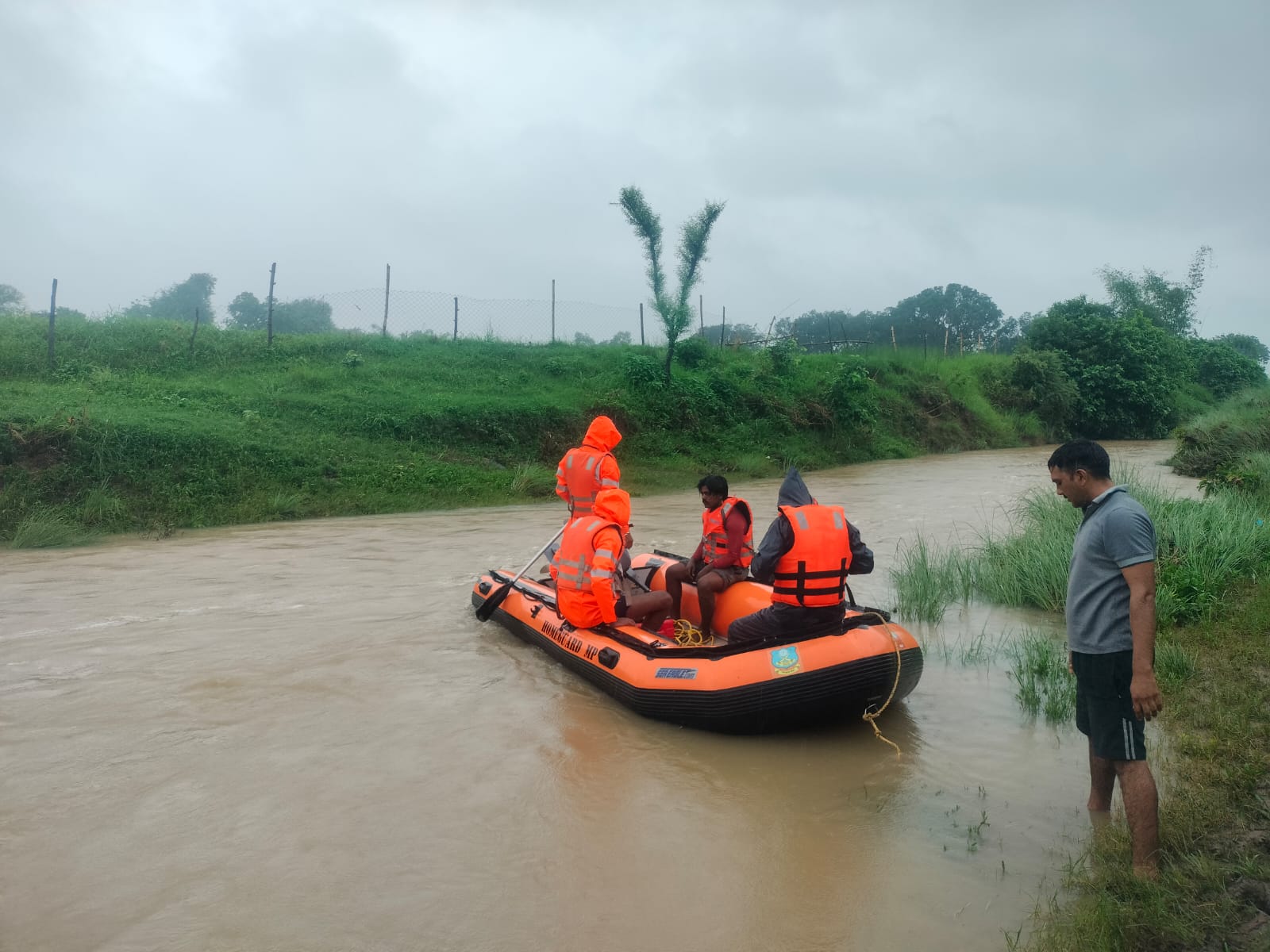 सोमवार को अंधेरा होने पर रेस्क्यू रोक दिया गया था।