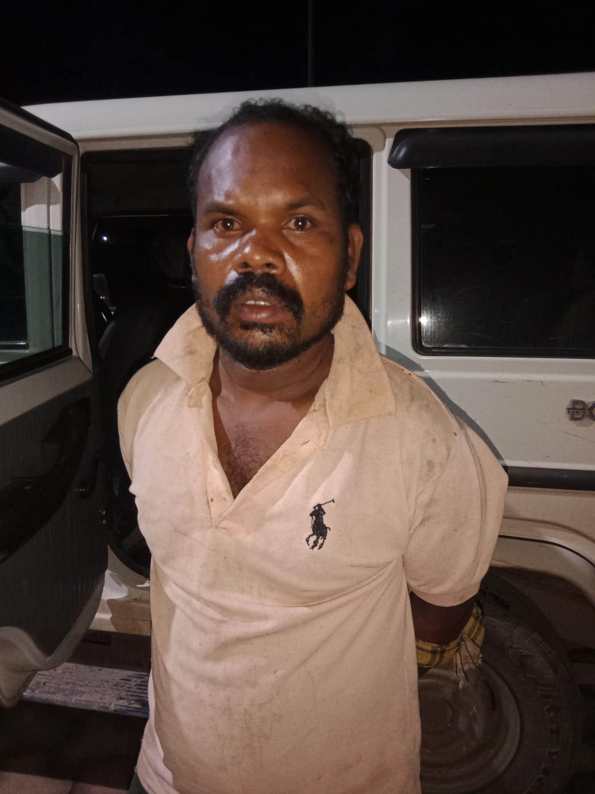 पुलिस की गिरफ्त में पड़ोसी की हत्या का आरोपी पति।
