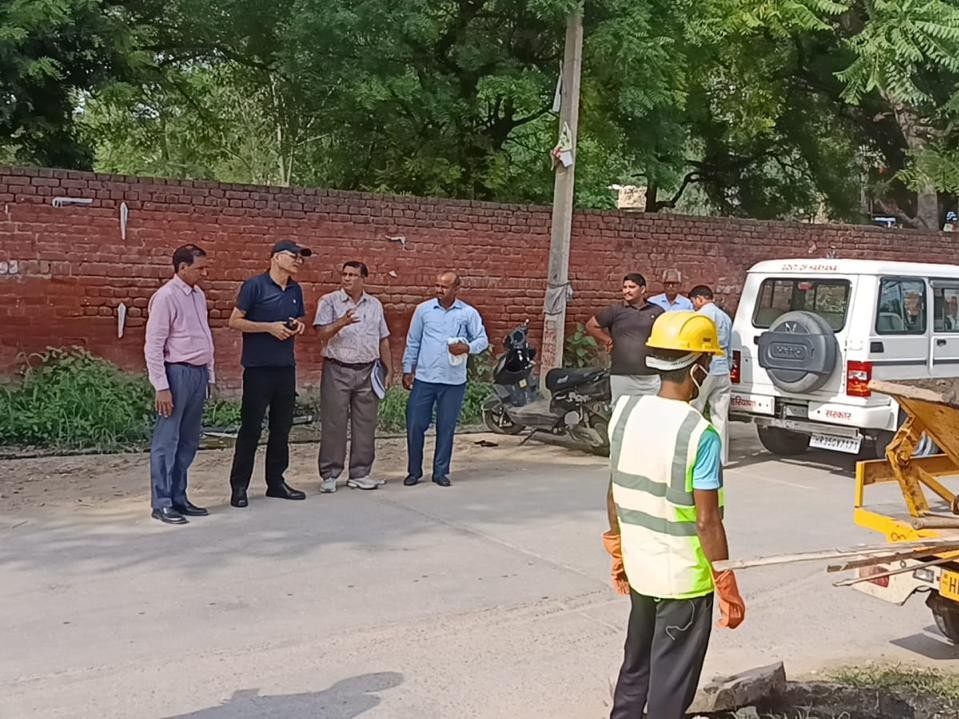 महेंद्रगढ़ में अधिकारियों से बात करते राष्ट्रीय मानवाधिकार आयोग के स्पेशल मॉनिटर देवेंद्र सिंह धपोला।
