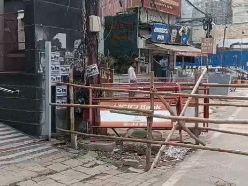 डाकबंगला चौराहे पर बीच सड़क बैरिकेडिंग की गई है।