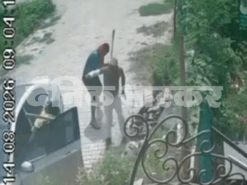 सोनीपत सेक्टर-12 में सोमवार दोपहर घर के बाहर एक रिटायर्ड जेई पर लोहे की रॉड और डंडों से हमला करते कार सवार। - Dainik Bhaskar