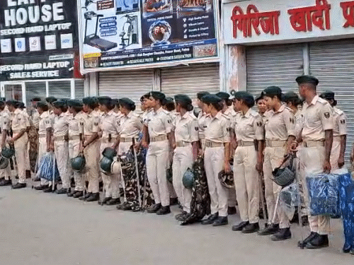डाकबंगला पर भारी फोर्स की तैनाती की गई है।