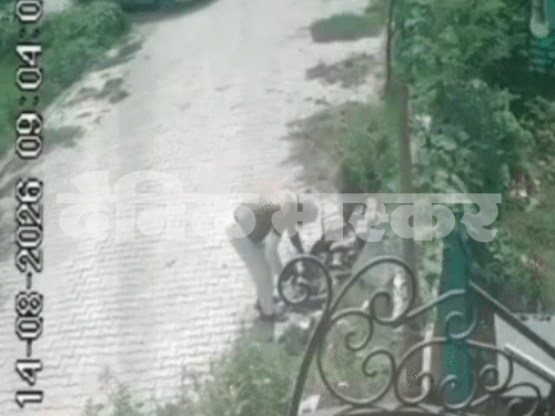 रामकिशन अपने घर के बाहर हुक्का भर रहा था, तभी कार सवार हमलावर वहां आए।