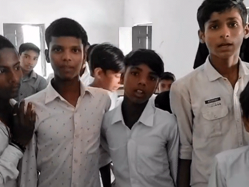 स्कूल में मौजूद छात्र।