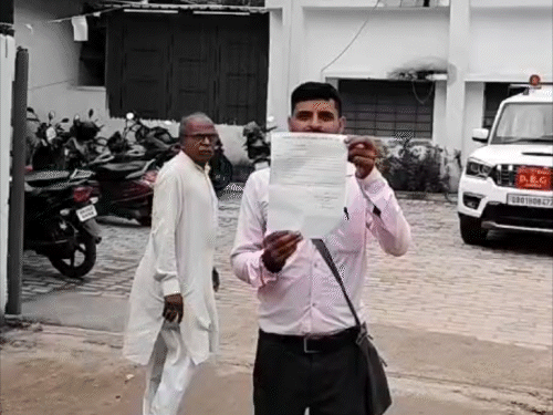 प्रभारी प्रधानाध्यापक मनीष कुमार ने शिक्षा पदाधिकारी को आवेदन दिया।