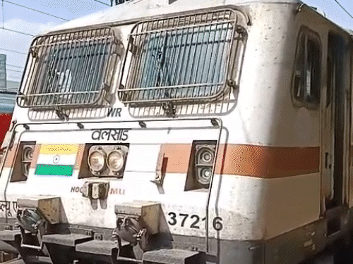 नई केबल लगाने के बाद ट्रेनें रवाना की गईं।