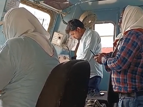 केबल चोरी होने से आधे से एक घंटे ट्रेनों के पहिए थमे रहे।
