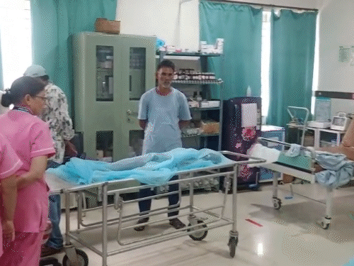 पुलिस ने शवों को पोस्टमॉर्टम के लिए अस्पताल पहुंचाया।