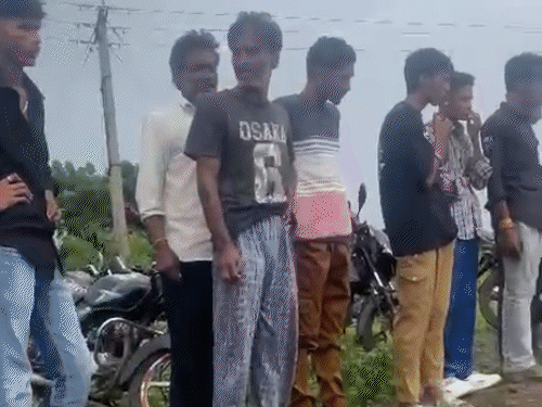 पानी से भरे इसी गड्‌ढे में तीनों बच्चे डूबे थे।