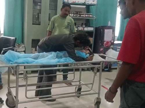 बेटे के शव से लिपटकर परिजन खूब रोए।