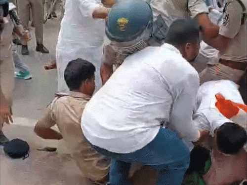 पुलिस से प्रदर्शनकारी बोले- वाटर कैनन लाओ, बौछारों पर डांस; बैरिकेडिंग हाथों से उठाई, फांद कर आगे बढ़े तेजस्वी|पटना,Patna - Dainik Bhaskar
