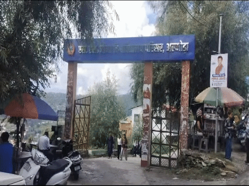 प्रवेश परीक्षा के आयोजन की जिम्मेदारी अल्मोड़ा की सोबन सिंह जीना यूनिवर्सिटी और श्रीदेव सुमन यूनिवर्सिटी को मिली थी।