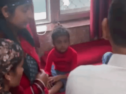 कुल्लू के पतलीकूहल अस्पताल में उपचाराधीन छात्रा।