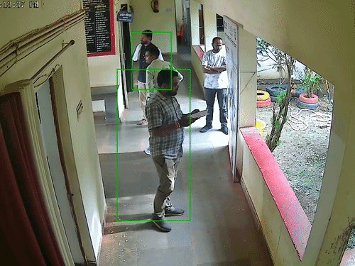 CCTV वीडियो में एक शख्स डंडा लेकर आते हुए दिख रहा है।