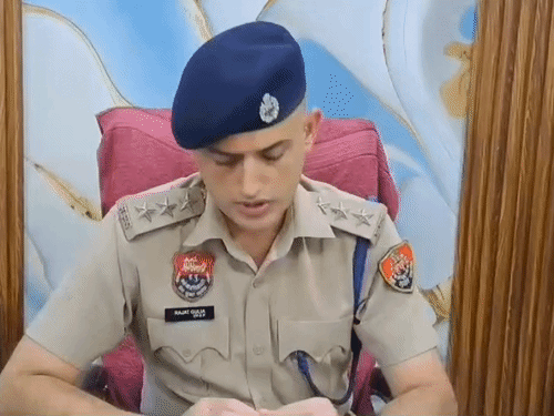 मामले की जानकारी देते हुए डीएसपी रजत गुलिया।