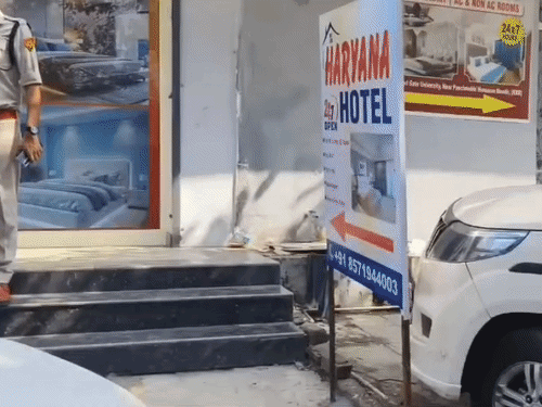 होटल में पकड़े युवकों को साथ लेकर जाती पुलिस।