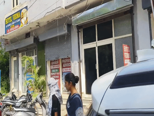 होटल से पकड़ी गई युवतियों को ले जाती पुलिस टीम।
