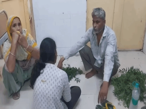सरकारी अस्पताल में झाड़-फूंक करने वाला नीम की पत्तियों से झाड़ा लगाने के साथ साथ युवती से पूछता जा रहा था कि कैसा लग रहा है।