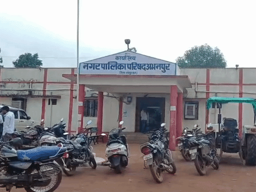 अधिकारियों के मुताबिक 13 अगस्त को नपा अध्यक्ष अपने लोगों के साथ पहुंचा था।