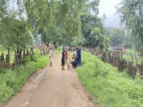 सड़क पर शव मिलने और आरोपी के तांडव के कारण गांव में दहशत का माहौल रहा।